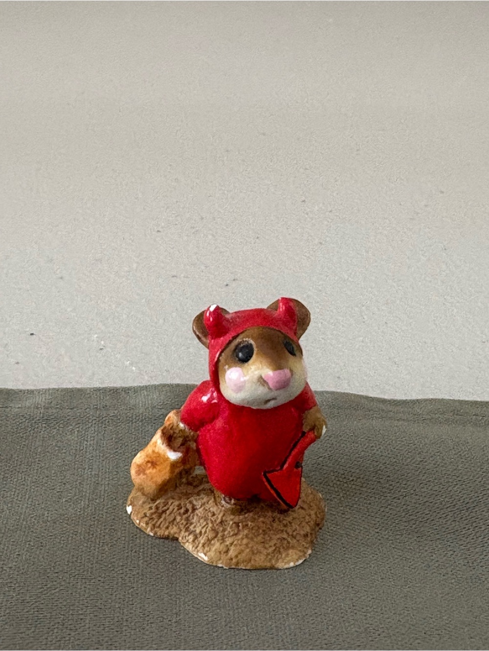 1981 WEE FOREST FOLK Halloween mouse figurine Annette Petersen Little Devil
